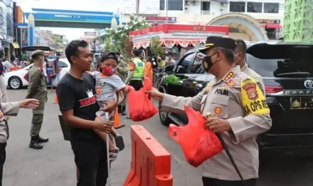 Ajak Masyarakat Rayakan Tahun Baru diRumahSaja, Kapolres Bagi-Bagi Daging