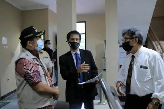 Pastikan Penerapan Prokes Saat Misa Natal Arief Pantau Gereja Pastikan Penerapan Prokes Saat Misa Natal Arief Pantau Gereja