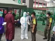 Kontak Erat Keluarga Rentan Terpapar Covid-19, Puskesmas Cipondoh Ramai Dipadati Warga Kontak Erat Keluarga Rentan Terpapar Covid-19, Puskesmas Cipondoh Ramai Dipadati Warga