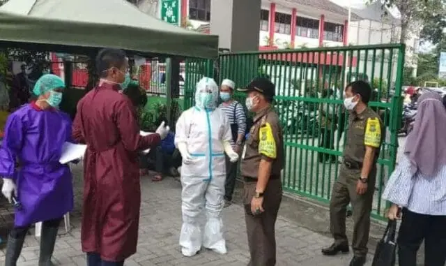 Kontak Erat Keluarga Rentan Terpapar Covid-19, Puskesmas Cipondoh Ramai Dipadati Warga Kontak Erat Keluarga Rentan Terpapar Covid-19, Puskesmas Cipondoh Ramai Dipadati Warga