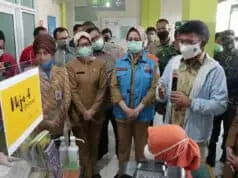 Airin Dampingi Menkominfo Cek Persiapan Akhir Vaksinasi di Faskes Airin Dampingi Menkominfo Cek Persiapan Akhir Vaksinasi di Faskes