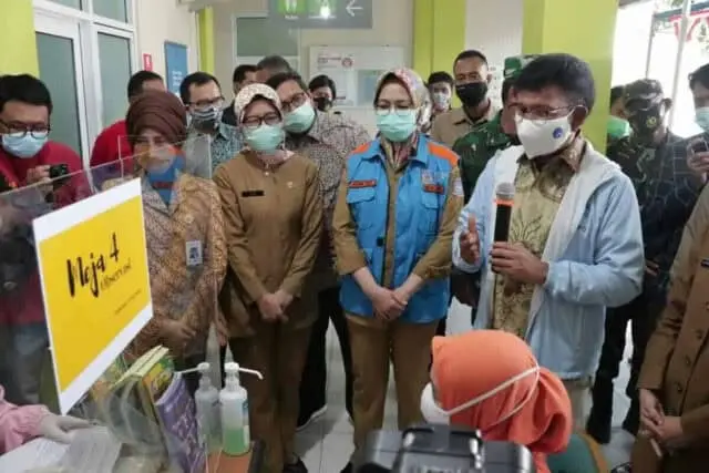 Airin Dampingi Menkominfo Cek Persiapan Akhir Vaksinasi di Faskes. (Pelitabanten.com/Dok Ist) Airin Dampingi Menkominfo Cek Persiapan Akhir Vaksinasi di Faskes