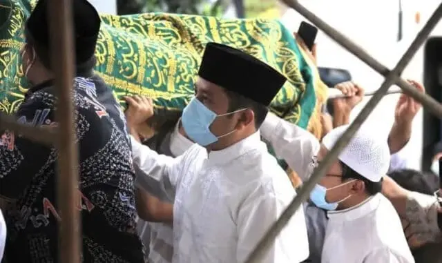 Innalilahi Wainnailaihi Rojiun, Syekh Ali Jaber Dimakamkan di Ponpes Daarul Qur'an Cipondoh Innalilahi Wainnailaihi Rojiun, Syekh Ali Jaber Dimakamkan di Ponpes Daarul Qur'an Cipondoh