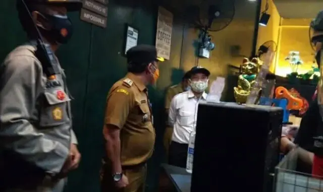 Pengawasan PPKM di Cipondoh, Camat Temukan Ratusan Miras di Dalam Kafe Pengawasan PPKM di Cipondoh, Camat Temukan Ratusan Miras di Dalam Kafe