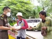 Senin Peduli, Kejari Kota Tangerang Bagikan Masker dan Nasi Kotak Kejari Kota Tangerang Bagikan Masker dan Nasi Kotak