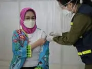 Walikota Tangsel Jalani Vaksin Kedua di RSU Tangsel Walikota Tangsel Jalani Vaksin Kedua di RSU Tangsel