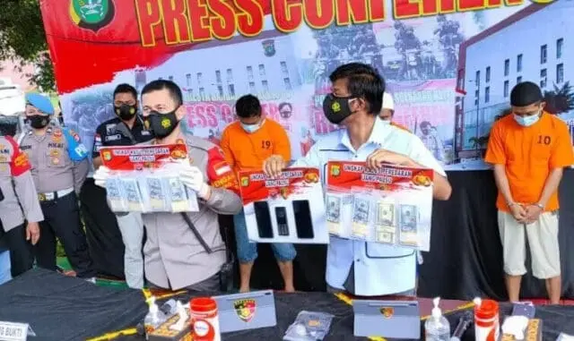 Komplotan Pengedar Uang Dolar Palsu Senilai Rp1,4 Miliar Dibekuk Polisi