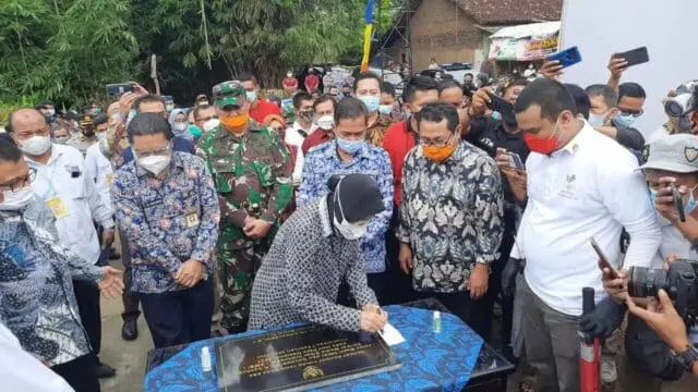 Risma Resmikan Jalan dan 16 MCK di Kota Serang, Bhakti SMSI Untuk Negeri Risma Resmikan Jalan dan 16 MCK di Kota Serang, Bhakti SMSI Untuk Negeri