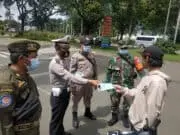 Bersama 3 Pilar Polresta Tangerang Bagikan 20.020 Masker di 95 Titik Bersama 3 Pilar Polresta Tangerang Bagikan 20.020 Masker di 95 Titik