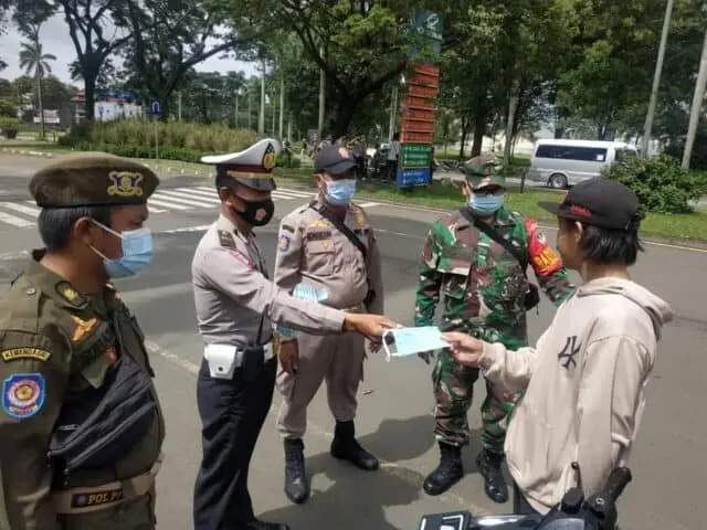 Bersama 3 Pilar Polresta Tangerang Bagikan 20.020 Masker di 95 Titik Bersama 3 Pilar Polresta Tangerang Bagikan 20.020 Masker di 95 Titik
