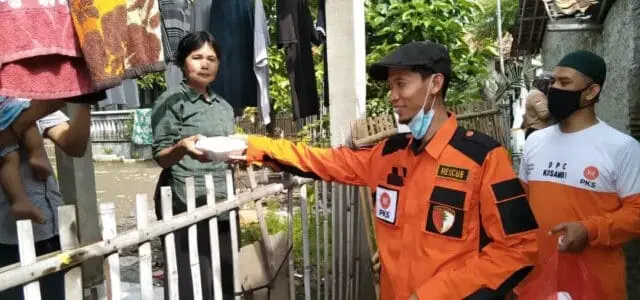 Aleg PKS Bagikan Bantuan Korban Banjir dari Rumah ke Rumah Aleg PKS Bagikan Bantuan Korban Banjir dari Rumah ke Rumah
