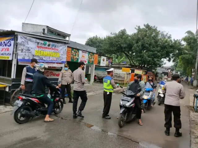 Kapolsek Cisauk Ajak Masyarakat Dukung PPKM Skala Mikro Kapolsek Cisauk Ajak Masyarakat Dukung PPKM Skala Mikro