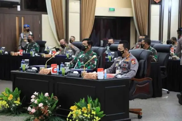 TNI-Polri 2021 Solidkan Barisan Kawal Vaksinasi Hingga Pulihkan Ekonomi Nasional TNI-Polri 2021 Solidkan Barisan Kawal Vaksinasi Hingga Pulihkan Ekonomi Nasional