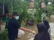 Perumahan Binong Banjir, Rispanel Arya Turun Langsung ke Lokasi Bagikan Bantuan
