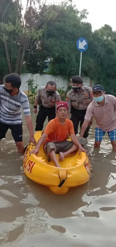 Satuan Sabhara Polresta Tangerang Evakuasi Korban Banjir di Perum Villa Tomang Pasar Kemis Satuan Sabhara Polresta Tangerang Evakuasi Korban Banjir di Perum Villa Tomang Pasar Kemis