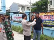 Tekan Penyebaran Covid-19, Polsek Curug Gelar Bagi Bagi Masker