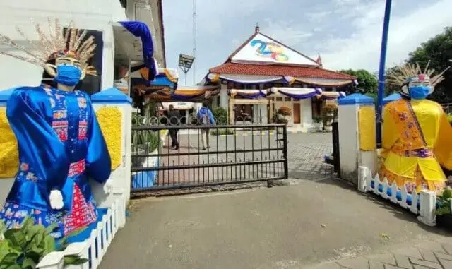 Ondel-Ondel Pakai Masker di Cipondoh, Ingatkan Warga Patuhi Prokes Covid-19 Ondel-Ondel Pakai Masker di Cipondoh, Ingatkan Warga Patuhi Prokes Covid-19