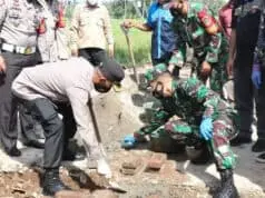 Polisi dan TNI Bangun Rumah Warga Tertimpa Musibah Puting Beliung di Tangerang Polisi dan TNI Bangun Rumah Warga Tertimpa Musibah Puting Beliung di Tangerang