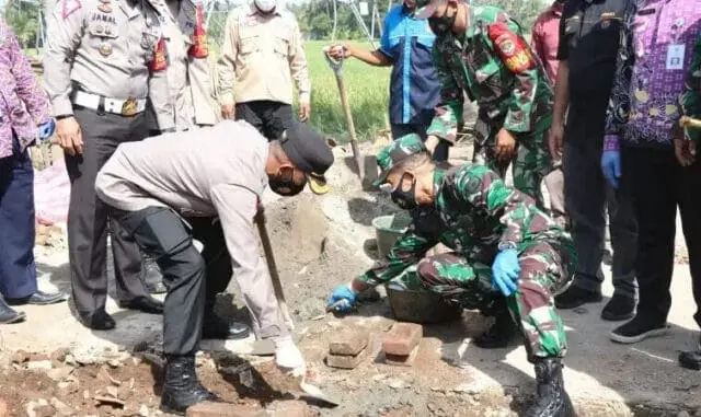 Polisi dan TNI Bangun Rumah Warga Tertimpa Musibah Puting Beliung di Tangerang