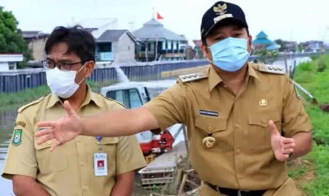 Tinjau Tanggul dan Saluran di Periuk, Arief: Perlu Bantuan Petugas Segera Lapor Tinjau Tanggul dan Saluran di Periuk, Arief: Perlu Bantuan Petugas Segera Lapor