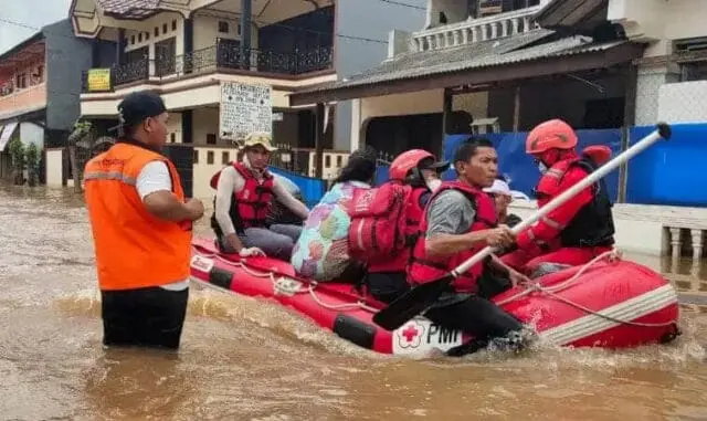Banjir di Pinang Griya 936 KK di Evakuasi, PMI Bersama OKP Kota Tangerang Dirikan Dapur Umum Banjir di Pinang Griya 936 KK di Evakuasi, PMI Bersama OKP Kota Tangerang Dirikan Dapur Umum