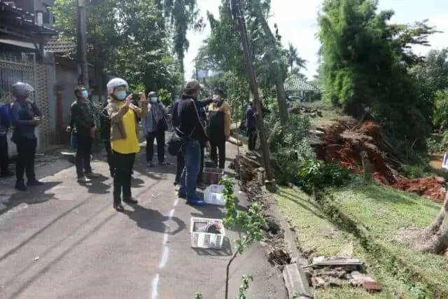 Walikota Tangsel Kunjungi Titik Bencana Walikota Tangsel Kunjungi Titik Bencana
