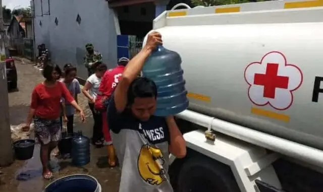 PMI Kota Tangerang Distribusi Air Bersih Ke Warga Terdampak Banjir PMI Kota Tangerang Distribusi Air Bersih Ke Warga Terdampak Banjir