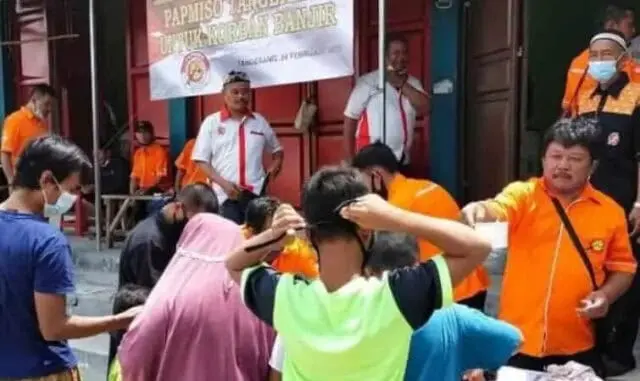 Empati, Korban Banjir di Kota Tangerang Diajak Makan Bakso Gratis Empati, Korban Banjir di Kota Tangerang Diajak Makan Bakso Gratis