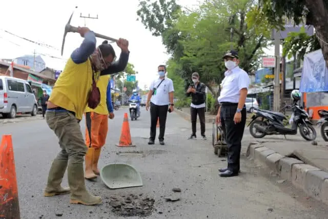 Jalan Rusak di Kota Tangerang Mulai Diperbaiki Secara Bertahap Jalan Rusak di Kota Tangerang Mulai Diperbaiki Secara Bertahap