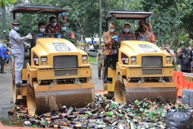 Penegakan Perda, 3.140 Botol Miras Dimusnahkan Penegakan Perda, 3.140 Botol Miras Dimusnahkan