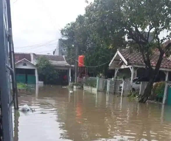 Pintu Air Jebol, Banjir Merendam Villa Tomang Baru Tangerang Pintu Air Jebol, Banjir Merendam Villa Tomang Baru Tangerang