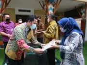 Kota Tangerang Beri Penghargaan Sekolah dan Perusahaan Ramah Lingkungan Kota Tangerang Beri Penghargaan Sekolah dan Perusahaan Ramah Lingkungan