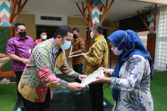 Kota Tangerang Beri Penghargaan Sekolah dan Perusahaan Ramah Lingkungan Kota Tangerang Beri Penghargaan Sekolah dan Perusahaan Ramah Lingkungan