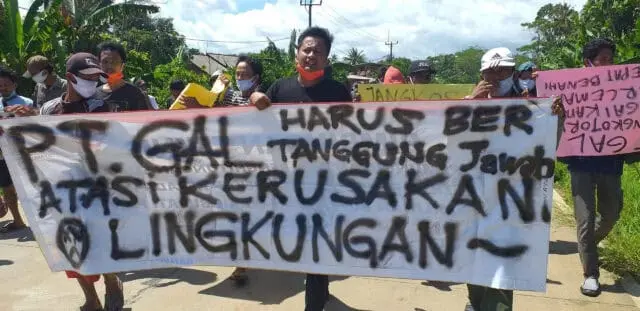 Masa Aksi Yang Terdiri Dari Masyarakat Cigelis Dan Mahasiswa Geruduk PT. GAL Masa Aksi Yang Terdiri Dari Masyarakat Cigelis Dan Mahasiswa Geruduk PT. GAL