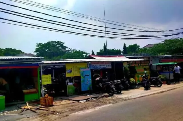 Diduga Puluhan Kios di Lahan Aset Pemerintah Dijadikan Lahan Bisnis Diduga Puluhan Kios di Lahan Aset Pemerintah Dijadikan Lahan Bisnis