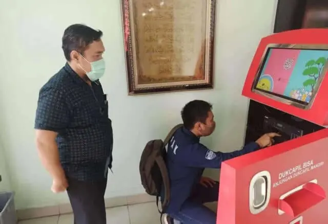 Dinas Kependudukan dan Catatan Sipil (Disdukcapil) Kabupaten Tangerang akan luncurkan mesin Anjungan Dukcapil Mandiri (ADM). Dinas Kependudukan dan Catatan Sipil (Disdukcapil) Kabupaten Tangerang akan luncurkan mesin Anjungan Dukcapil Mandiri (ADM).