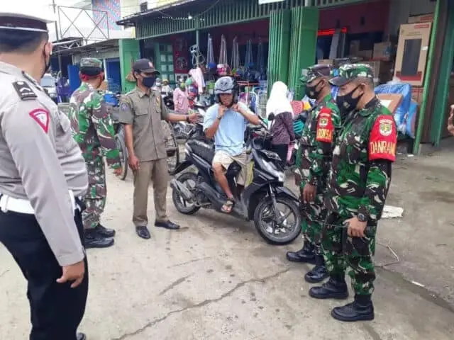 Dukung PPKM Mikro, Koramil 08/Kronjo Terus Operasi Masker Dukung PPKM Mikro, Koramil 08/Kronjo Terus Operasi Masker