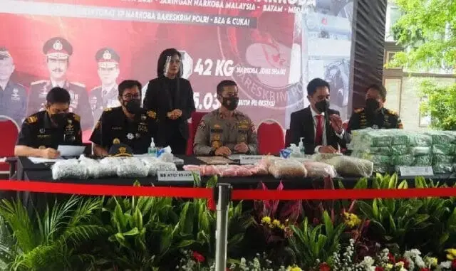 Bareskrim dan Bea Cukai Gagalkan Peredaran 42,3 Kg Sabu dan 85 Ribu Ekstasi Bareskrim dan Bea Cukai Gagalkan Peredaran 42,3 Kg Sabu dan 85 Ribu Ekstasi