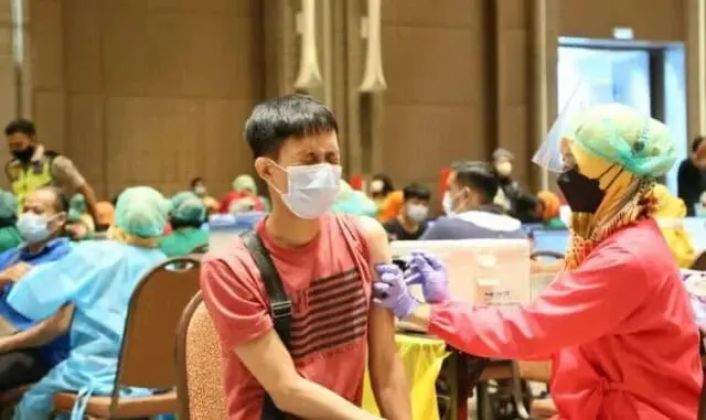 Pekerja dan Pelaku Usaha di Kota Tangerang Divaksinasi, 1.000 Vaskin Covid-19 Disuntikan di TangCity Pekerja dan Pelaku Usaha di Kota Tangerang Divaksinasi, 1.000 Vaskin Covid-19 Disuntikan di TangCity