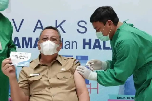 Wakil Walikota Tangsel Resmi Divaksin Wakil Walikota Tangsel Resmi Divaksin