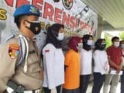 Ibu Kandung Tersangka Pembuang Jasad Bayi Dalam Kantong Plastik Ibu Kandung Tersangka Pembuang Jasad Bayi Dalam Kantong Plastik