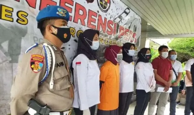 Ibu Kandung Tersangka Pembuang Jasad Bayi Dalam Kantong Plastik Ibu Kandung Tersangka Pembuang Jasad Bayi Dalam Kantong Plastik