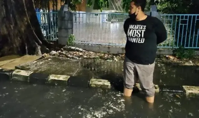 Hujan 30 Menit, Genangan Setinggi 70cm Terjadi di Pusat Kota Tangerang