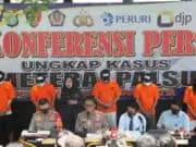 Pengedar Meterai Palsu Beromzet Miliaran Diamankan Polisi Bandara Soekarno-Hatta Pengedar Meterai Palsu Beromzet Miliaran Diamankan Polisi Bandara Soekarno-Hatta