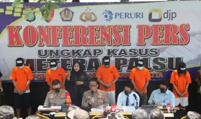 Pengedar Meterai Palsu Beromzet Miliaran Diamankan Polisi Bandara Soekarno-Hatta Pengedar Meterai Palsu Beromzet Miliaran Diamankan Polisi Bandara Soekarno-Hatta