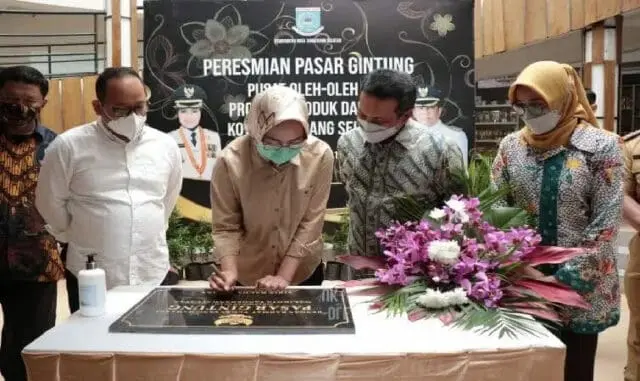 Airin Resmikan Pasar Gintung Pusat Oleh-Oleh Khas Tangsel Airin Resmikan Pasar Gintung Pusat Oleh-Oleh Khas Tangsel