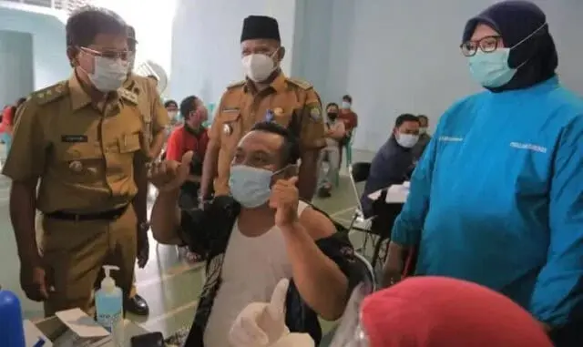 Vaksinasi RT, RW, Amil dan Marbot Masjid di Kota Tangerang Vaksinasi RT, RW, Amil dan Marbot Masjid di Kota Tangerang