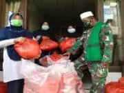 Hindari Kerumunan, Yayasan Fajar Qolbi Bagikan Paket Sembako Secara Door To Door Hindari Kerumunan, Yayasan Fajar Qolbi Bagikan Paket Sembako Secara Door To Door