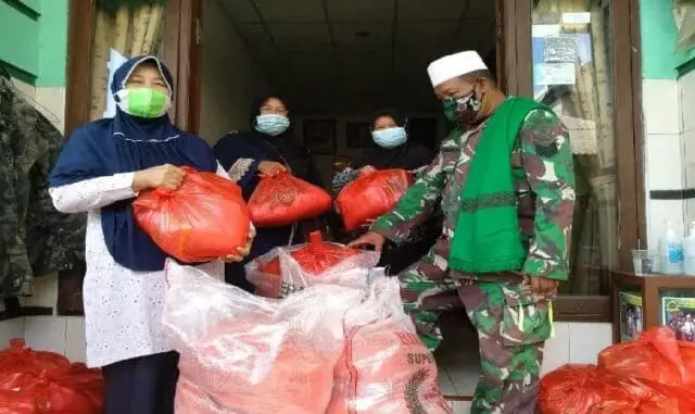 Hindari Kerumunan, Yayasan Fajar Qolbi Bagikan Paket Sembako Secara Door To Door Hindari Kerumunan, Yayasan Fajar Qolbi Bagikan Paket Sembako Secara Door To Door