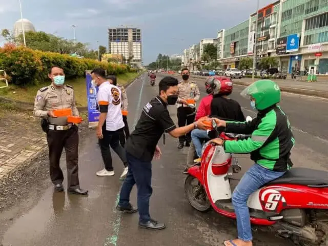 Samsat Kelapa Dua Membagikan Takjil Gratis Kepada Pengguna Jalan Samsat Kelapa Dua Membagikan Takjil Gratis Kepada Pengguna Jalan